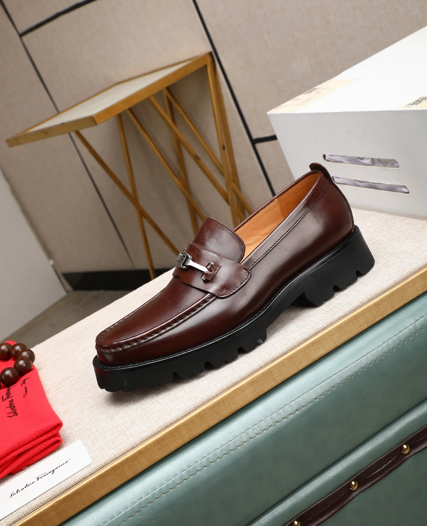 Men's shoes 💰500 📛📛(water-dyed cow lining) Salvatore Ferragamo high-end (Salvatore Ferragamo) is the top international luxury footwear brand. It comes from the fashion kingdom of Italy. It is famous all over the world for its traditional handmade design and novel styles...🚶🏻🚶🏻New suit shoes are available simultaneously at the counter. This model is purely handmade. The fabric is imported Italian calfskin➕soft water-dyed cowhide lining. Original authentic outsole🌀🌀Size: 38➖44.